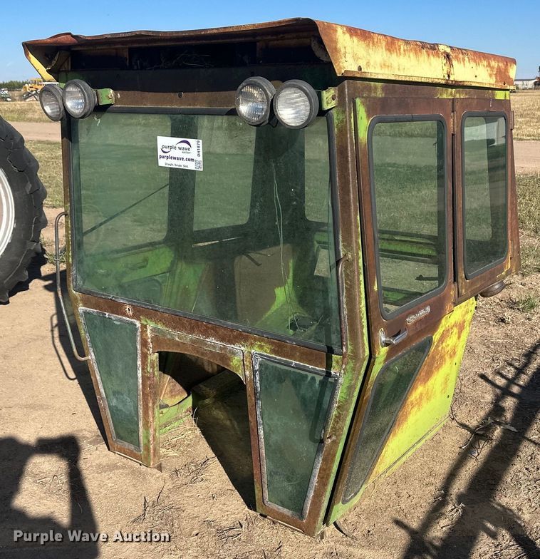 image for item DH1879 Tractor cab