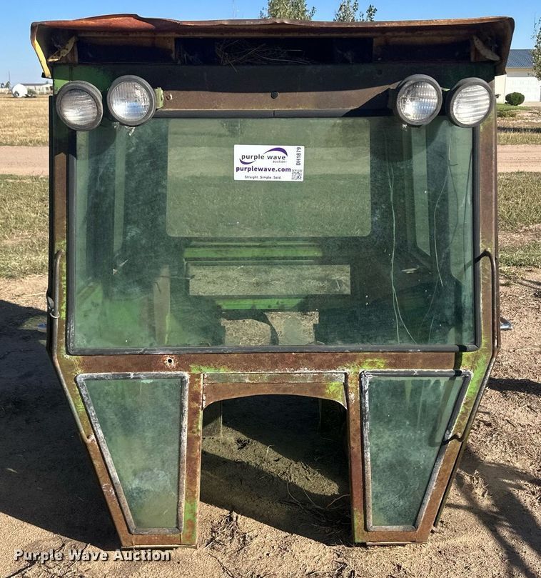 image for item DH1879 Tractor cab