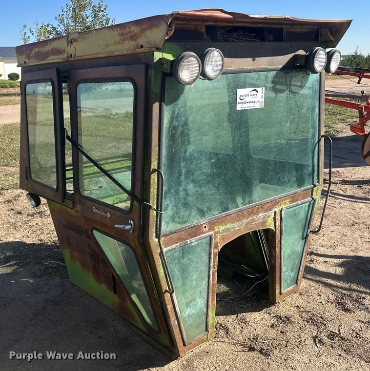 image for item DH1879 Tractor cab
