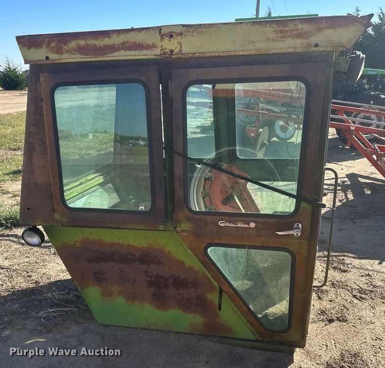 image for item DH1879 Tractor cab