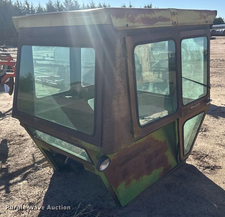 image for item DH1879 Tractor cab