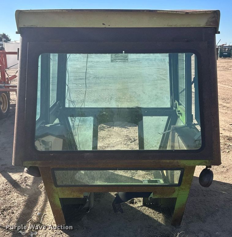 image for item DH1879 Tractor cab