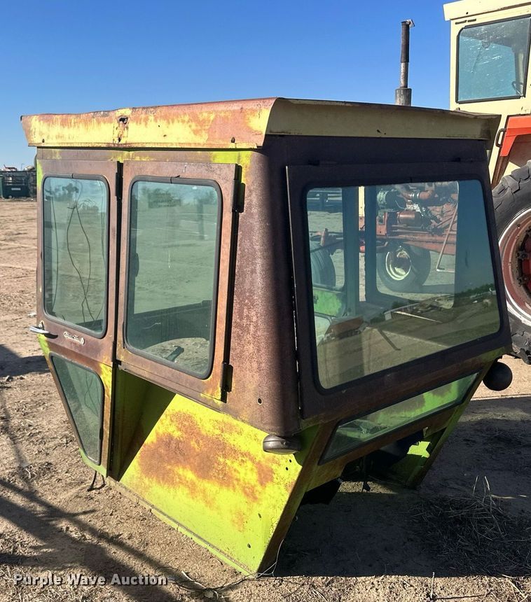 image for item DH1879 Tractor cab