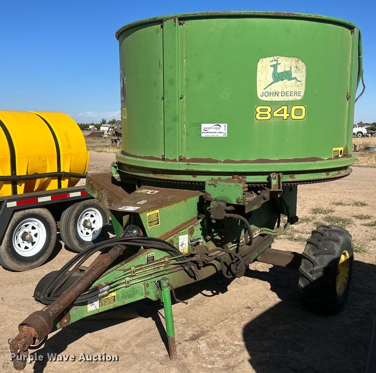 image for item DH1887 John Deere 840  bale processor