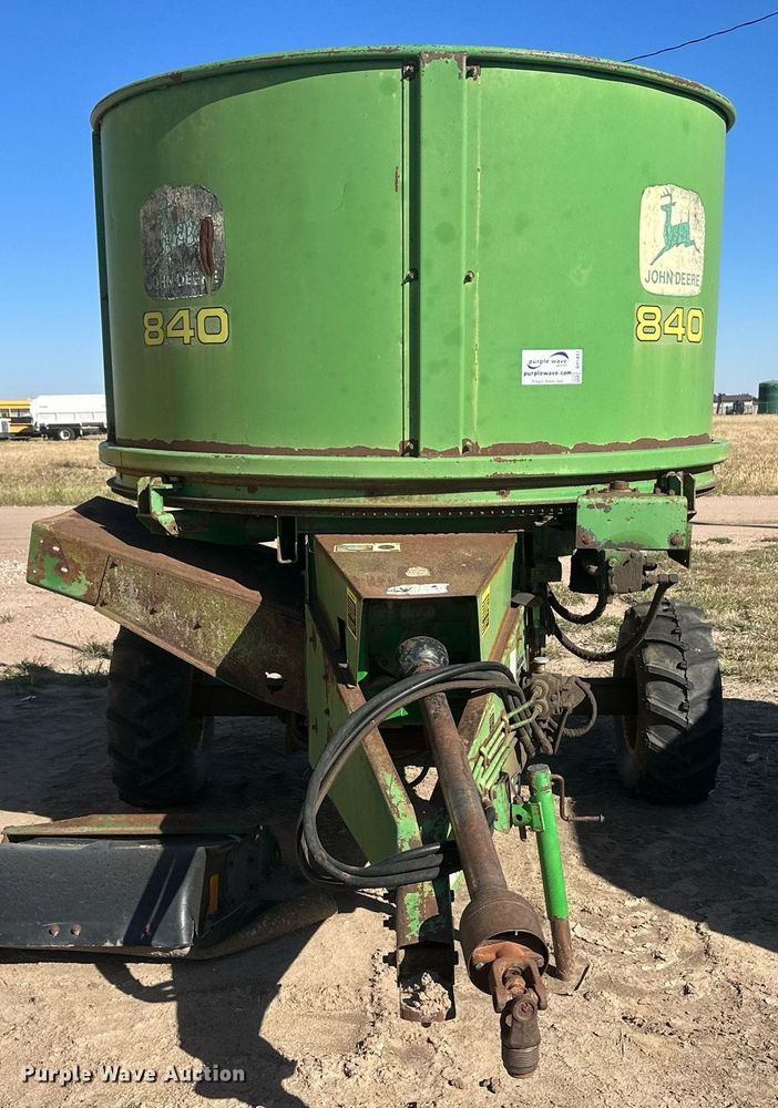 image for item DH1887 John Deere 840  bale processor