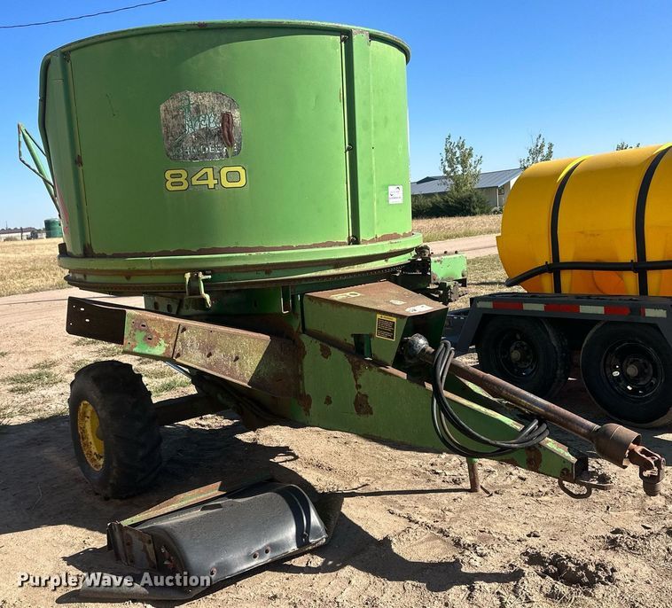 image for item DH1887 John Deere 840  bale processor
