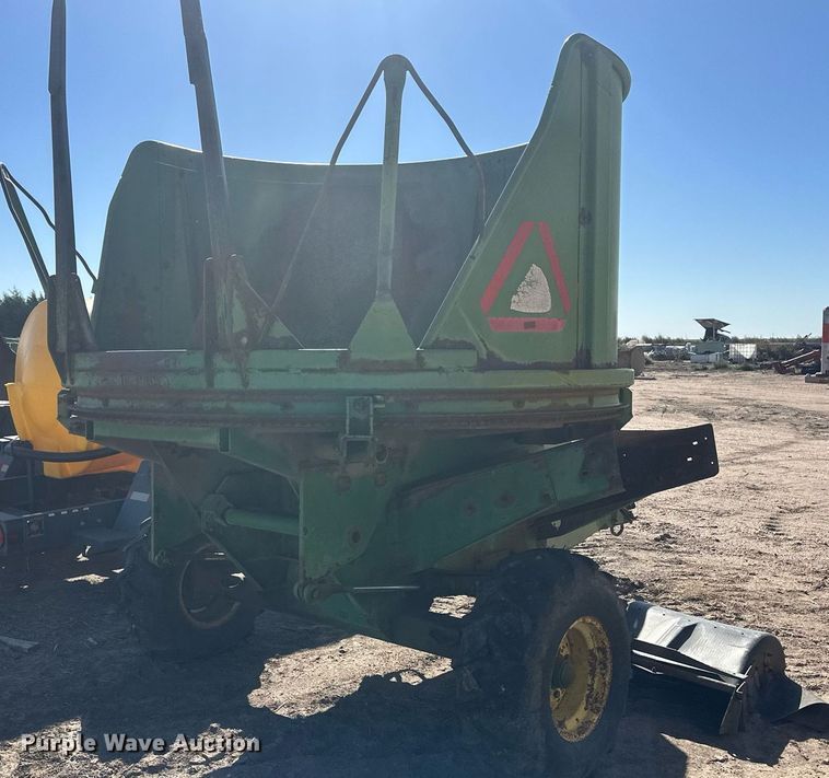 image for item DH1887 John Deere 840  bale processor