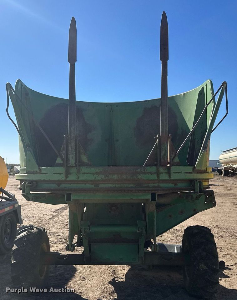 image for item DH1887 John Deere 840  bale processor