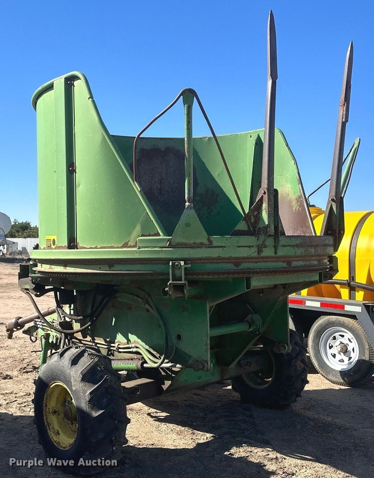 image for item DH1887 John Deere 840  bale processor
