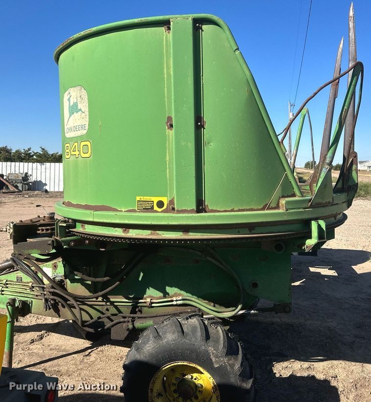 image for item DH1887 John Deere 840  bale processor