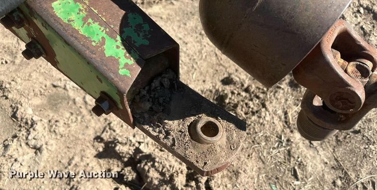 image for item DH1887 John Deere 840  bale processor