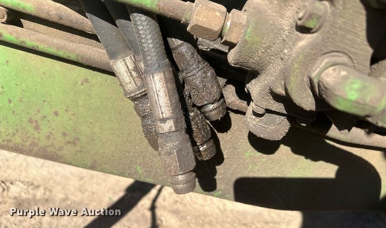 image for item DH1887 John Deere 840  bale processor