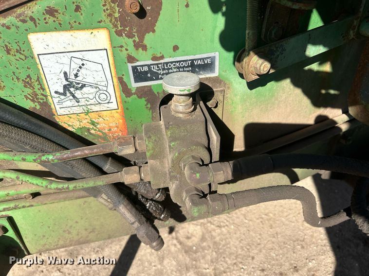 image for item DH1887 John Deere 840  bale processor