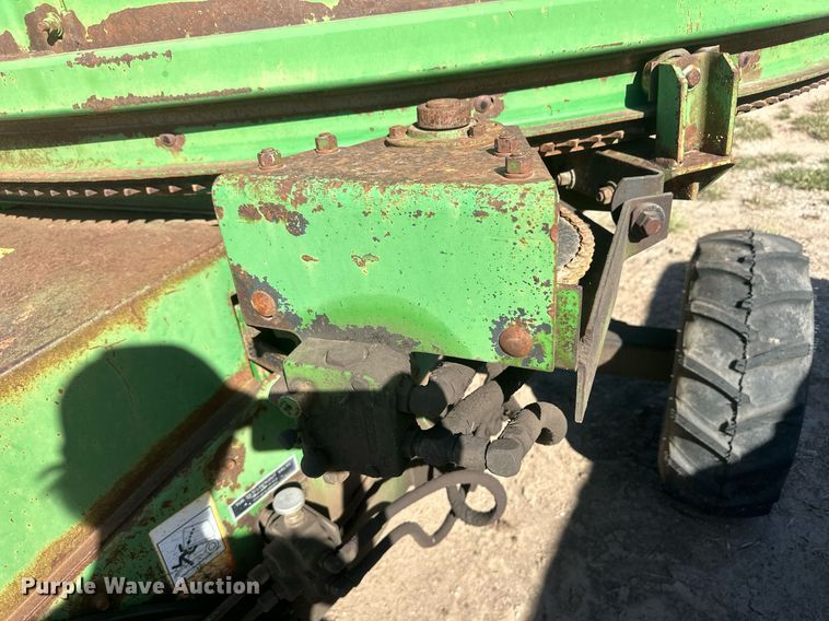 image for item DH1887 John Deere 840  bale processor