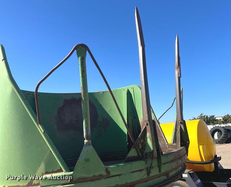 image for item DH1887 John Deere 840  bale processor