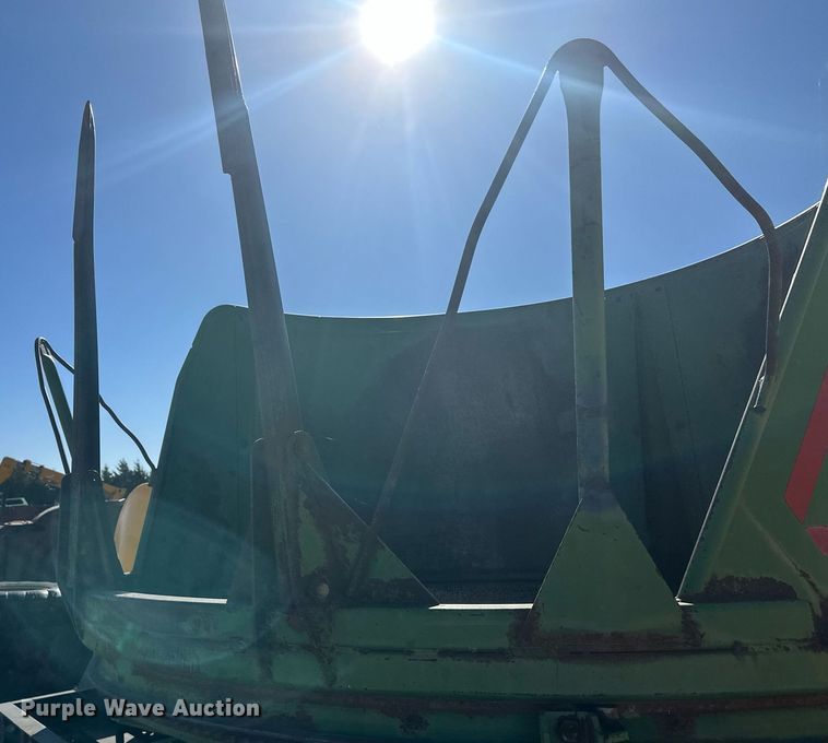 image for item DH1887 John Deere 840  bale processor