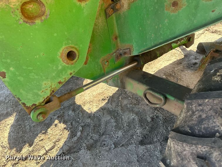 image for item DH1887 John Deere 840  bale processor