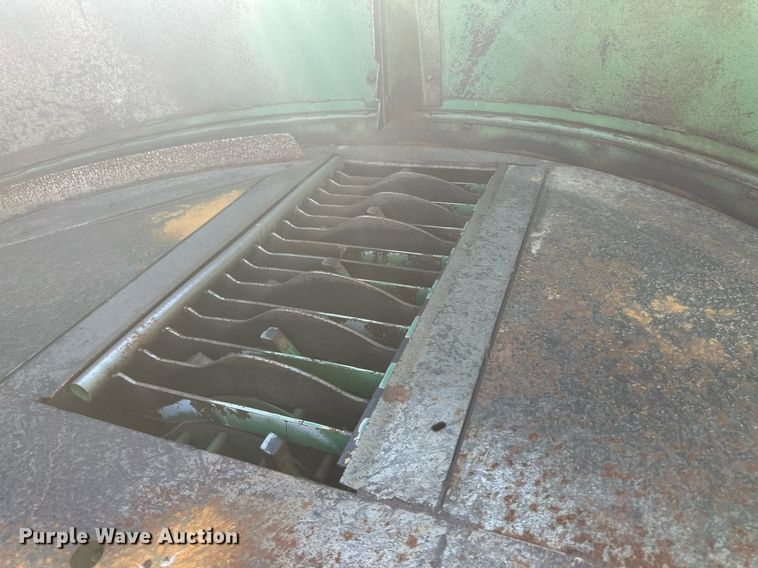 image for item DH1887 John Deere 840  bale processor