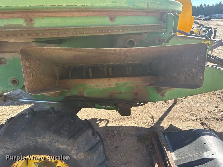 image for item DH1887 John Deere 840  bale processor