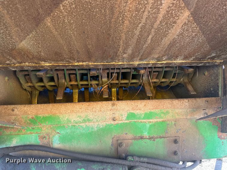 image for item DH1887 John Deere 840  bale processor