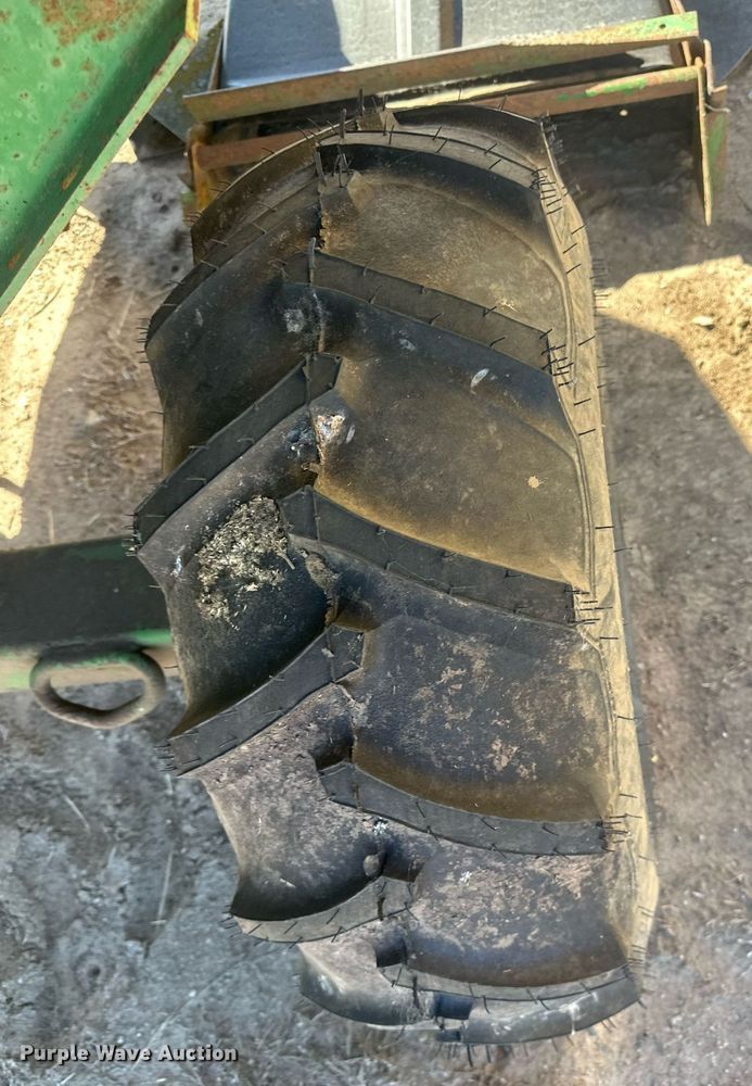 image for item DH1887 John Deere 840  bale processor