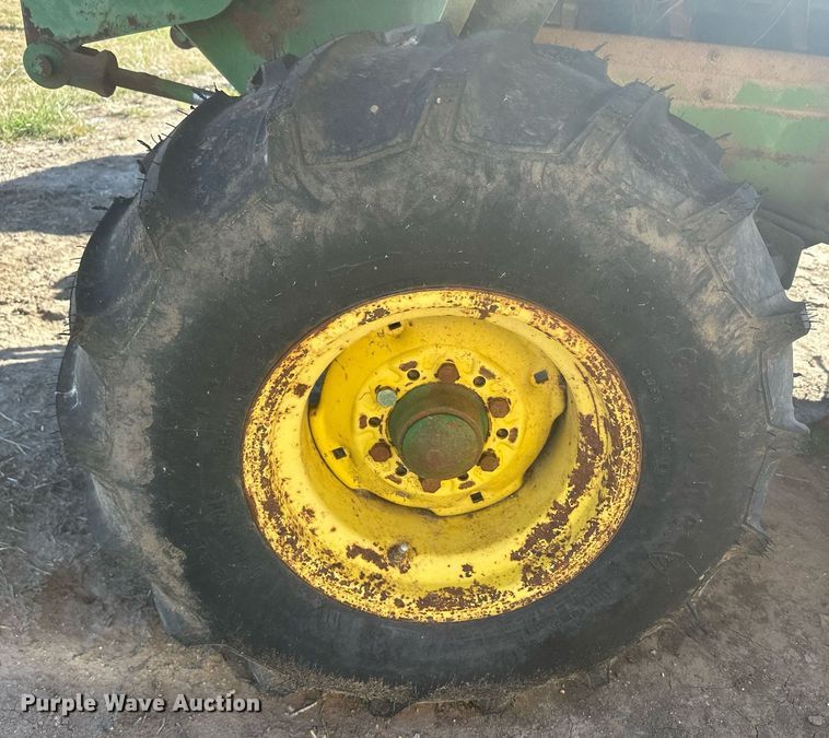 image for item DH1887 John Deere 840  bale processor