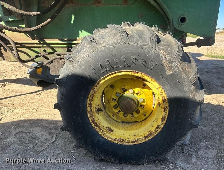 image for item DH1887 John Deere 840  bale processor