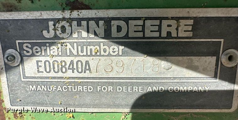 image for item DH1887 John Deere 840  bale processor