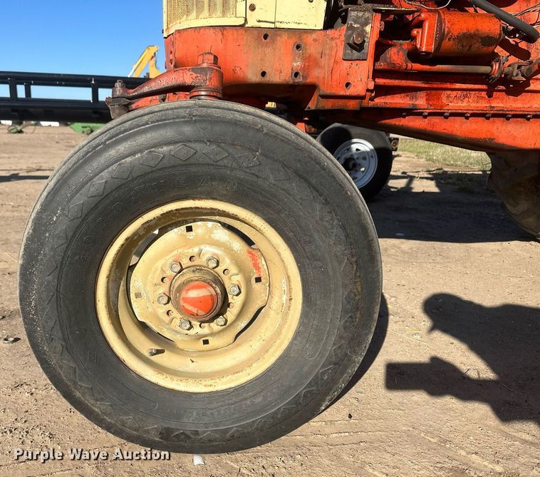 image for item DH1902 1968 Case 930 Comfort King  tractor