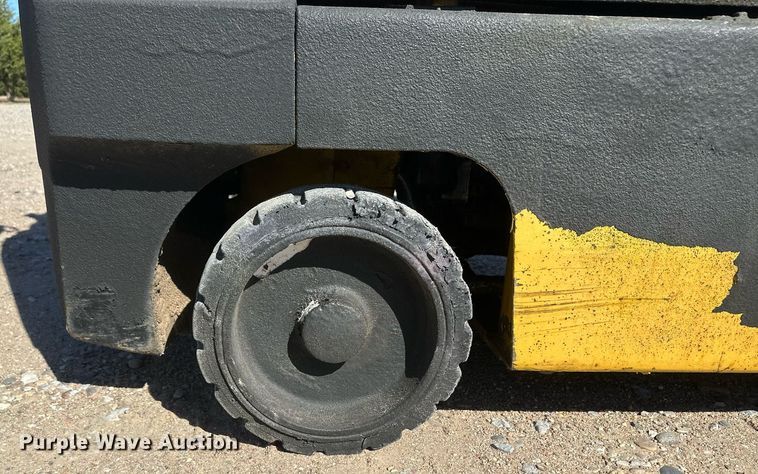 image for item DH1911 Yale GLC040ADNUAE083  forklift