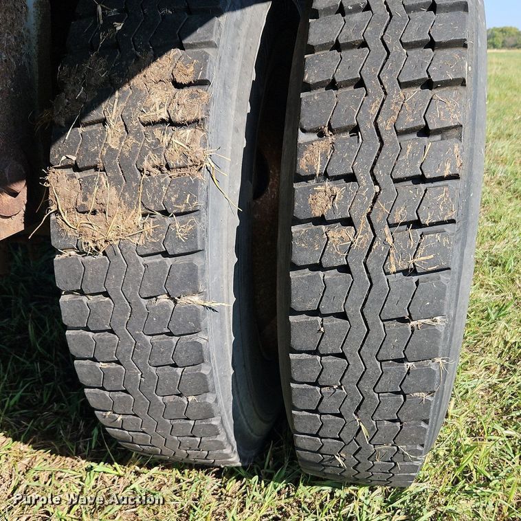 image for item DP2456 1993 Wilson DWH-200  grain trailer