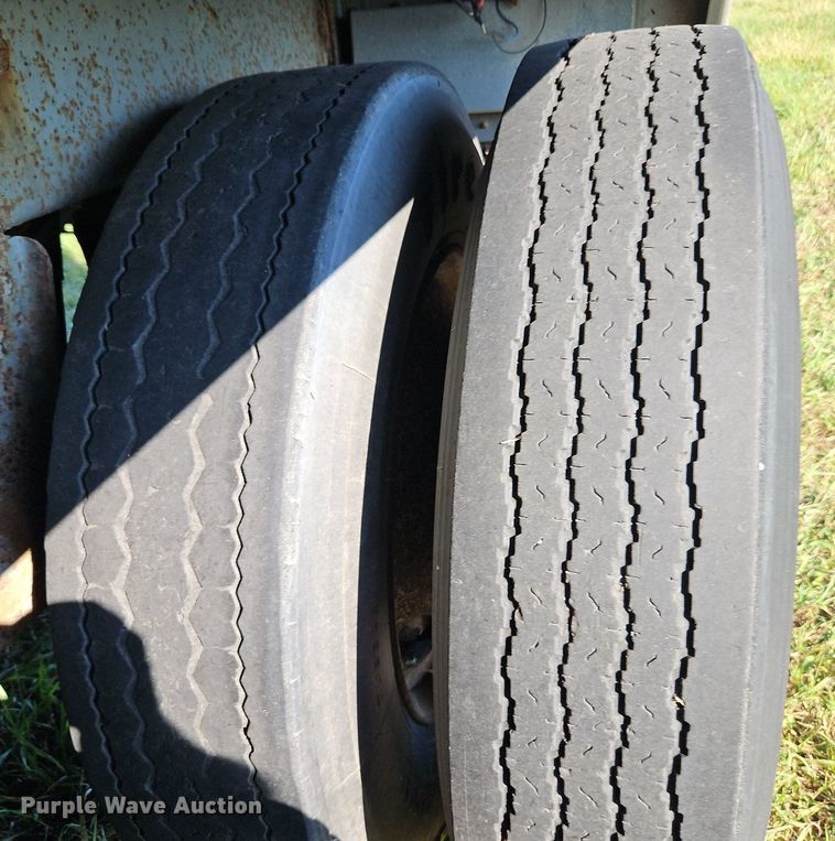 image for item DP2456 1993 Wilson DWH-200  grain trailer