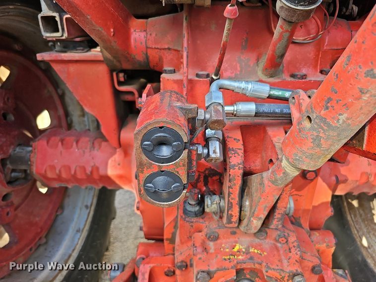 image for item DQ1185 1979 International 1086  tractor