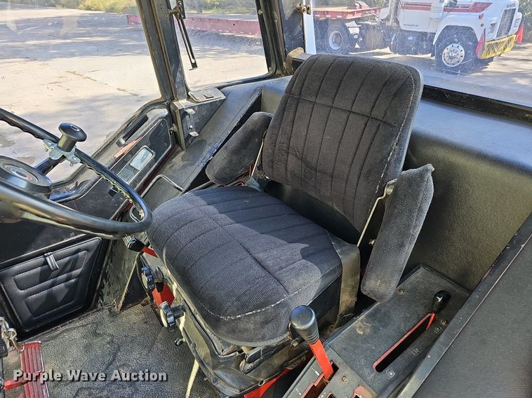 image for item DQ1185 1979 International 1086  tractor