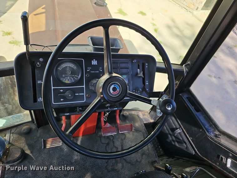 image for item DQ1185 1979 International 1086  tractor