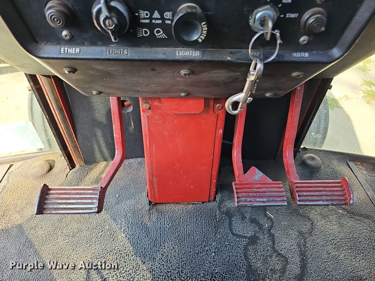 image for item DQ1185 1979 International 1086  tractor