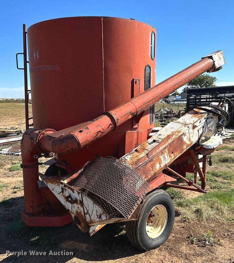 image for item DQ1456 International 1150  feed grinder/mixer