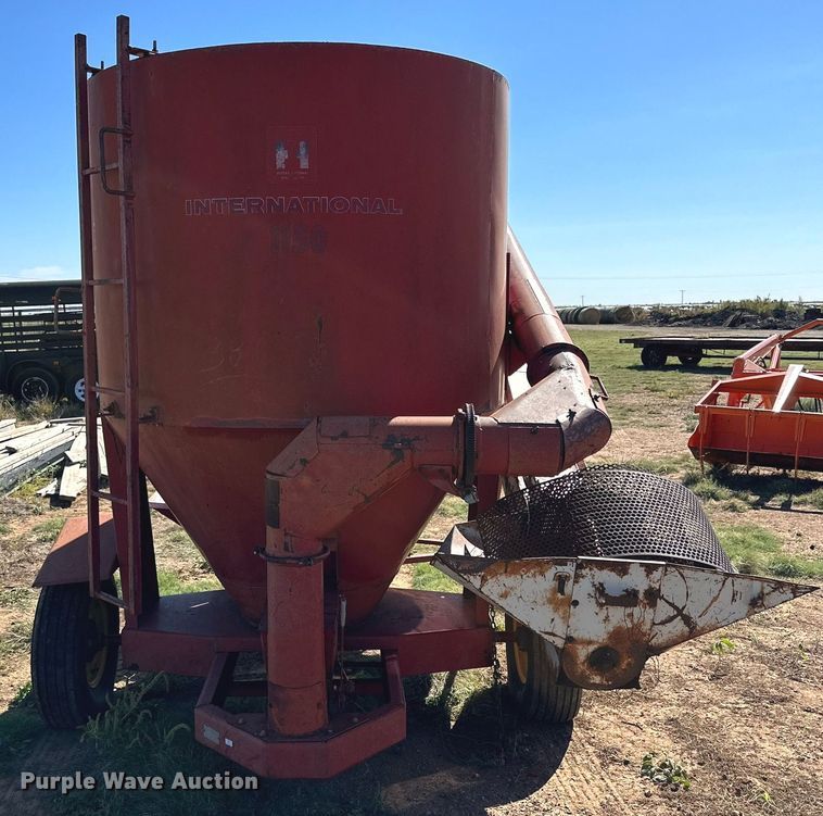 image for item DQ1456 International 1150  feed grinder/mixer