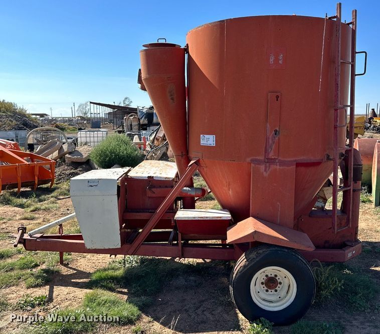 image for item DQ1456 International 1150  feed grinder/mixer