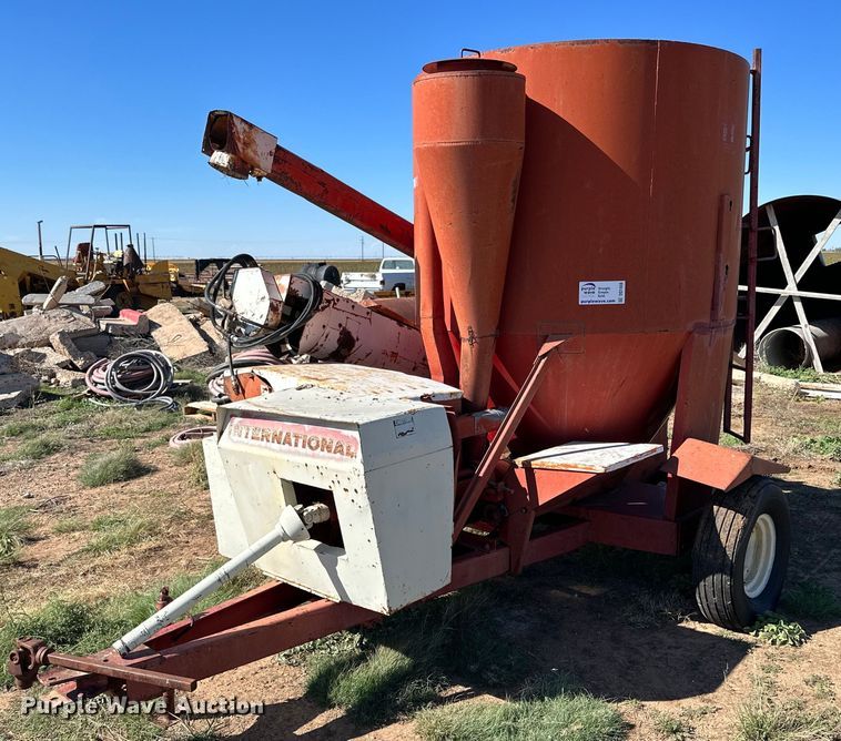 image for item DQ1456 International 1150  feed grinder/mixer