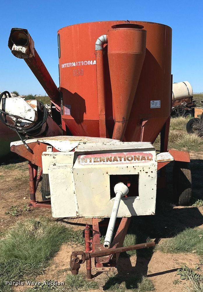 image for item DQ1456 International 1150  feed grinder/mixer