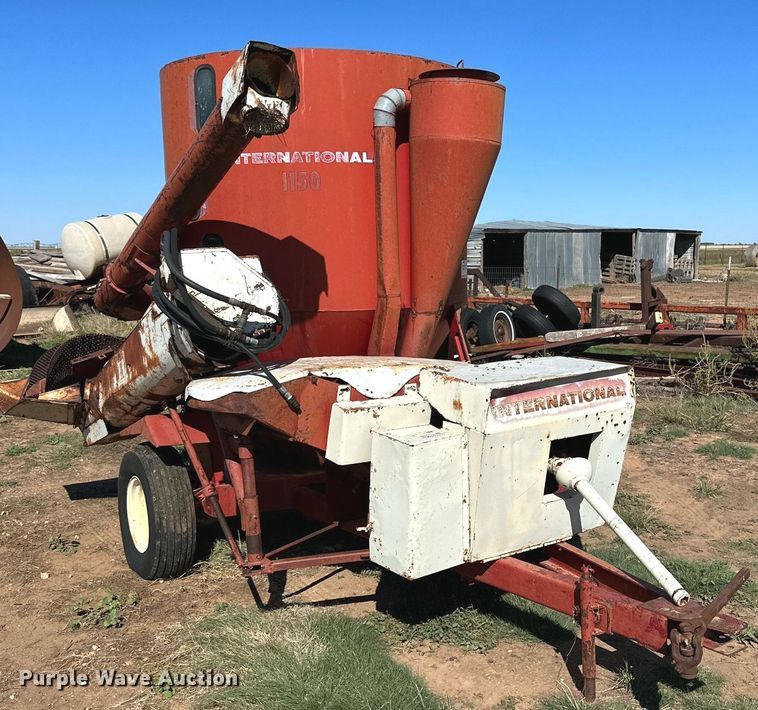 image for item DQ1456 International 1150  feed grinder/mixer