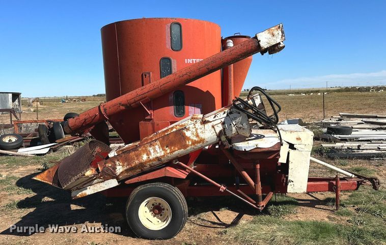 image for item DQ1456 International 1150  feed grinder/mixer