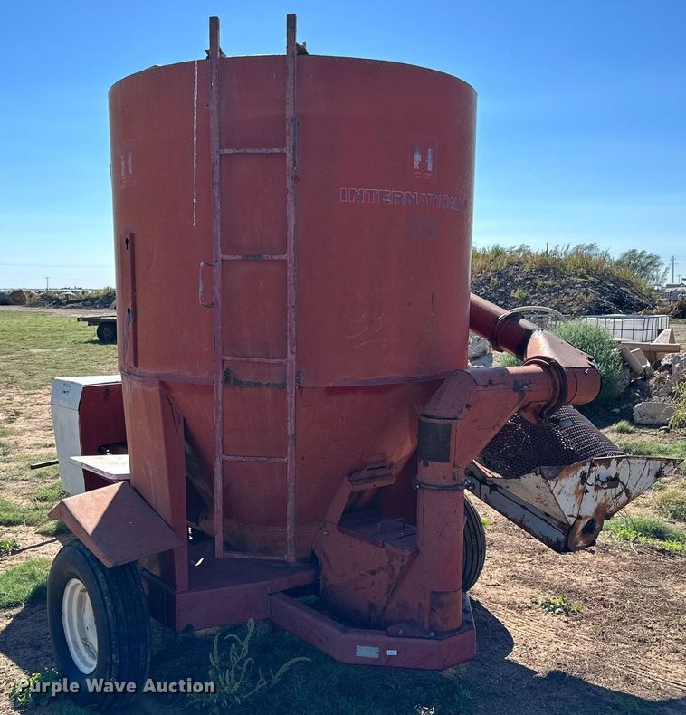 image for item DQ1456 International 1150  feed grinder/mixer