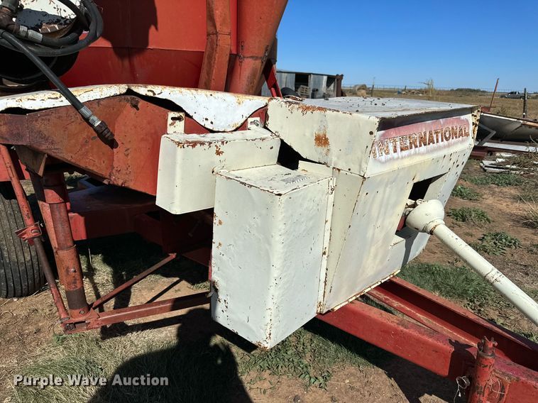 image for item DQ1456 International 1150  feed grinder/mixer