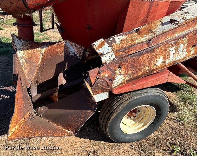 image for item DQ1456 International 1150  feed grinder/mixer