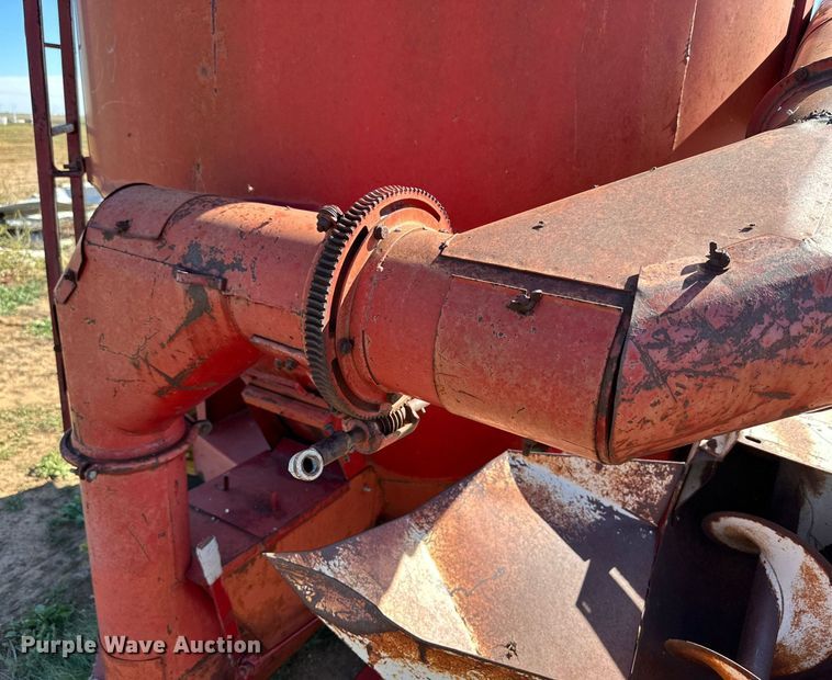 image for item DQ1456 International 1150  feed grinder/mixer