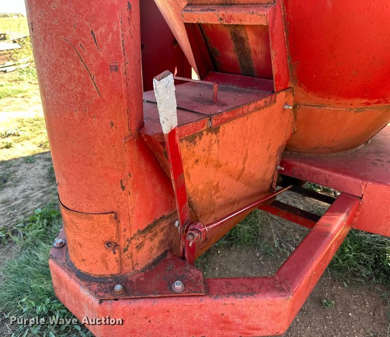 image for item DQ1456 International 1150  feed grinder/mixer