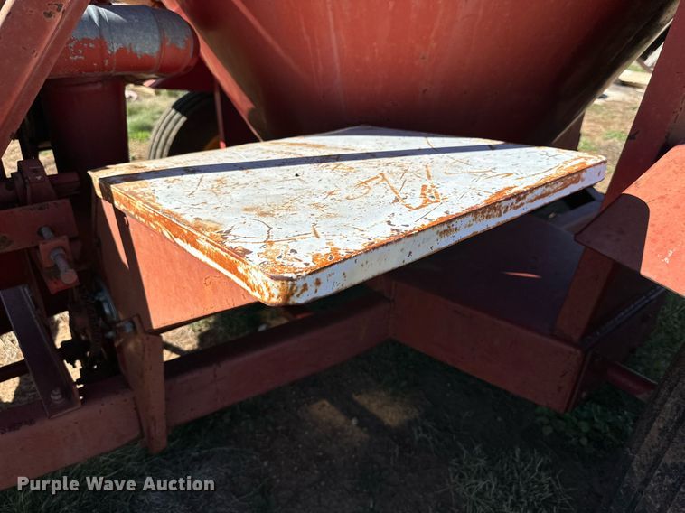 image for item DQ1456 International 1150  feed grinder/mixer