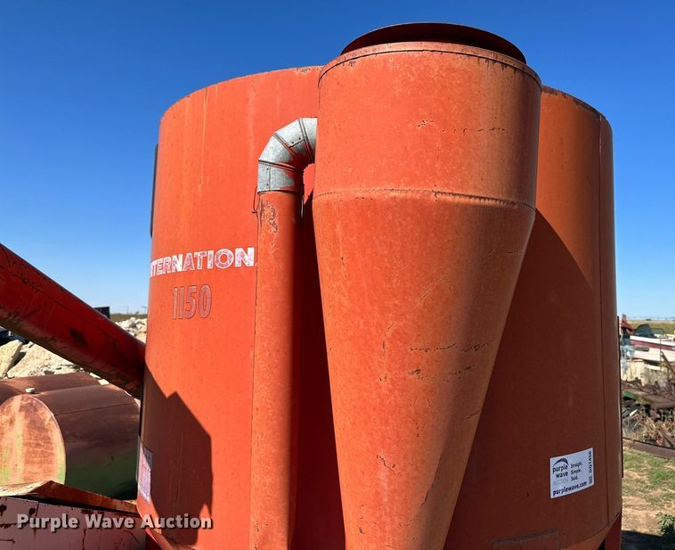 image for item DQ1456 International 1150  feed grinder/mixer